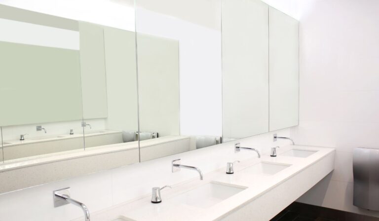 Na jakiej wysokości lustro w łazience?